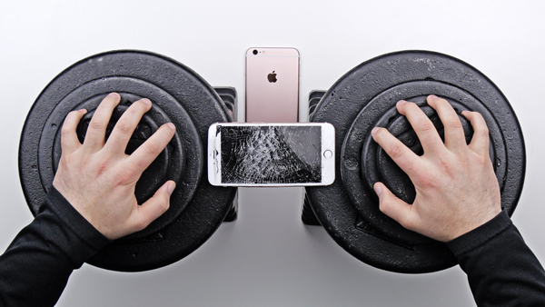 Τελικά πόσα κιλά πίεσης αντέχει ένα iPhone 6 s Plus για να λυγίσει;